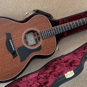 Taylor  322e with Taylor case Mahogany 2015