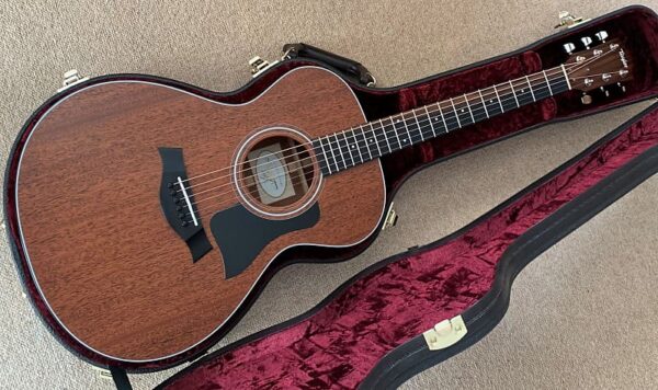 Taylor  322e with Taylor case Mahogany 2015