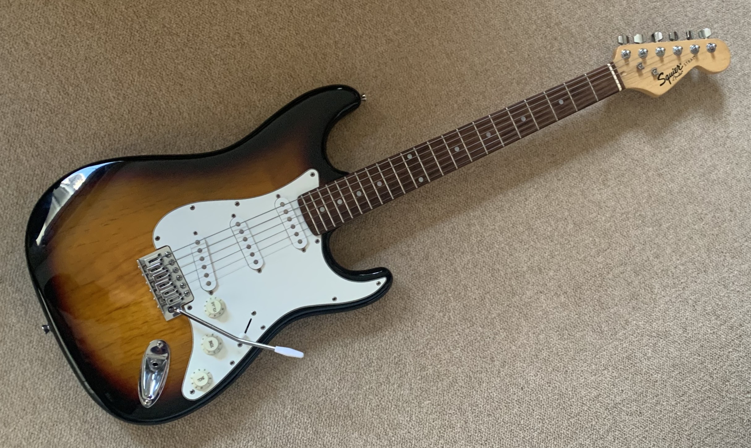 2022年製【Squire|Stratocaster】 Amazon.com: Fender Squier Debut Series Stratocaster Electric