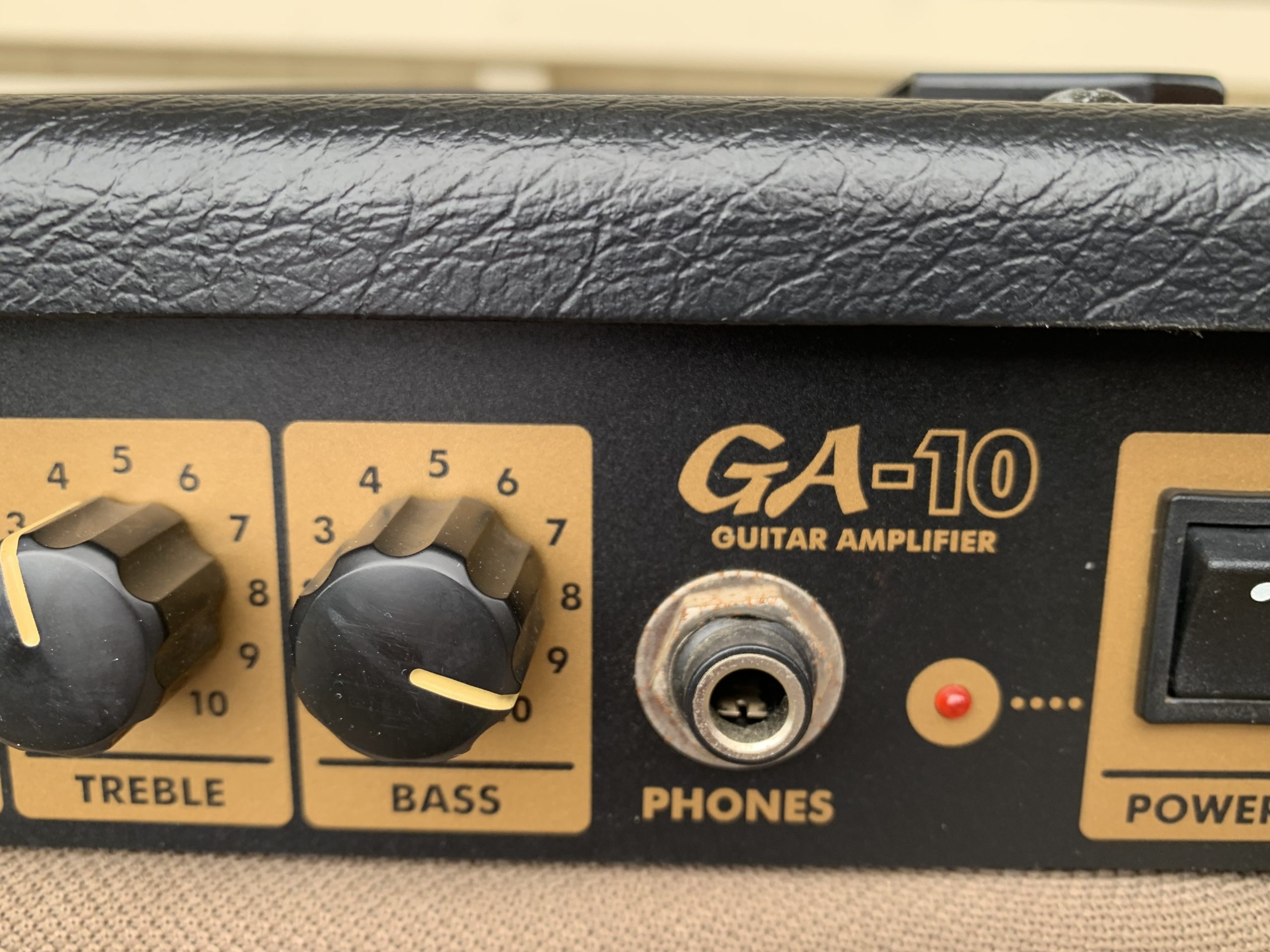 YAMAHA GA-10 GUITAR AMPLIFIER (10watts) - Image 3