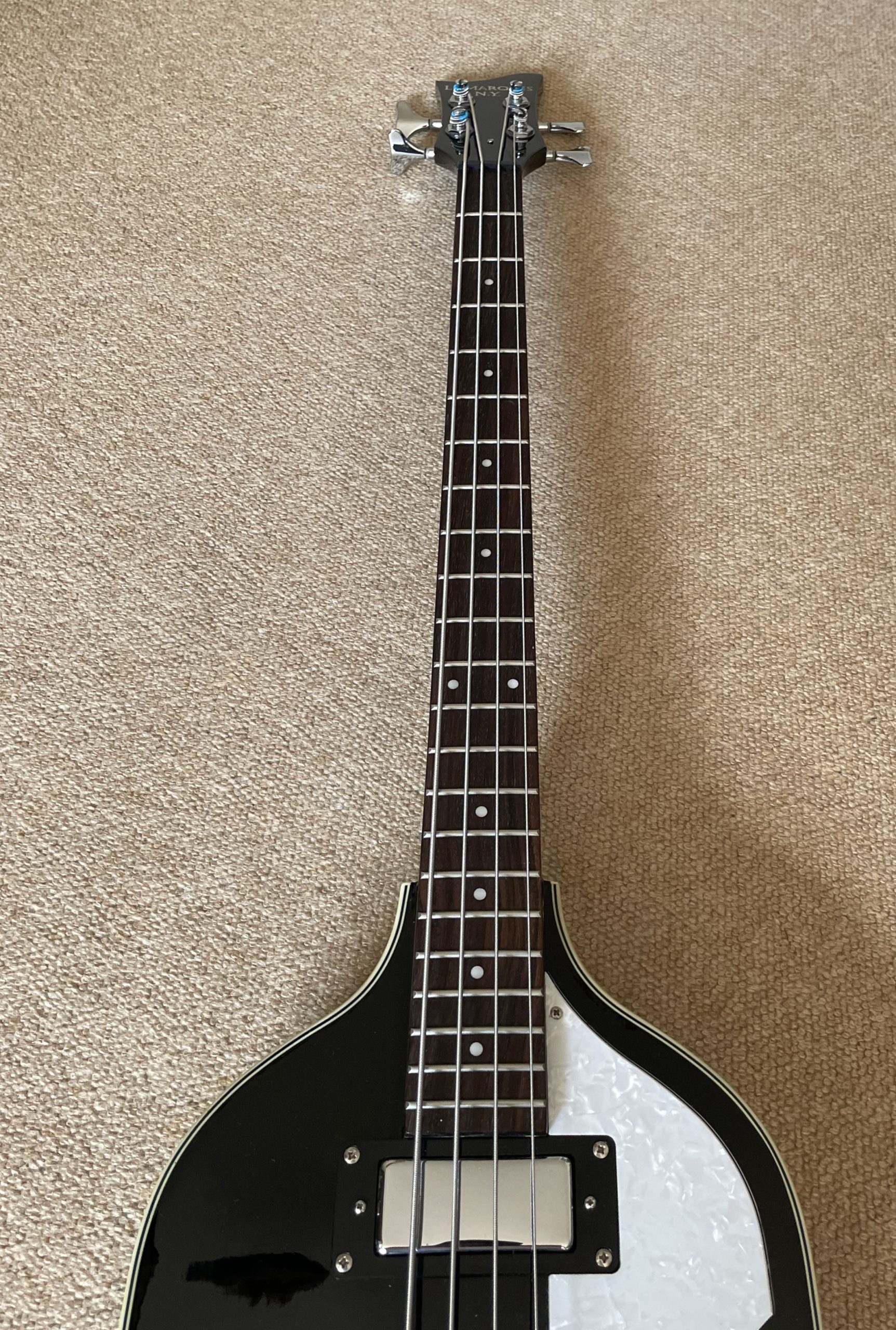 Le Marquis NY Violin Bass Guitar Black with white pick guard - Image 3