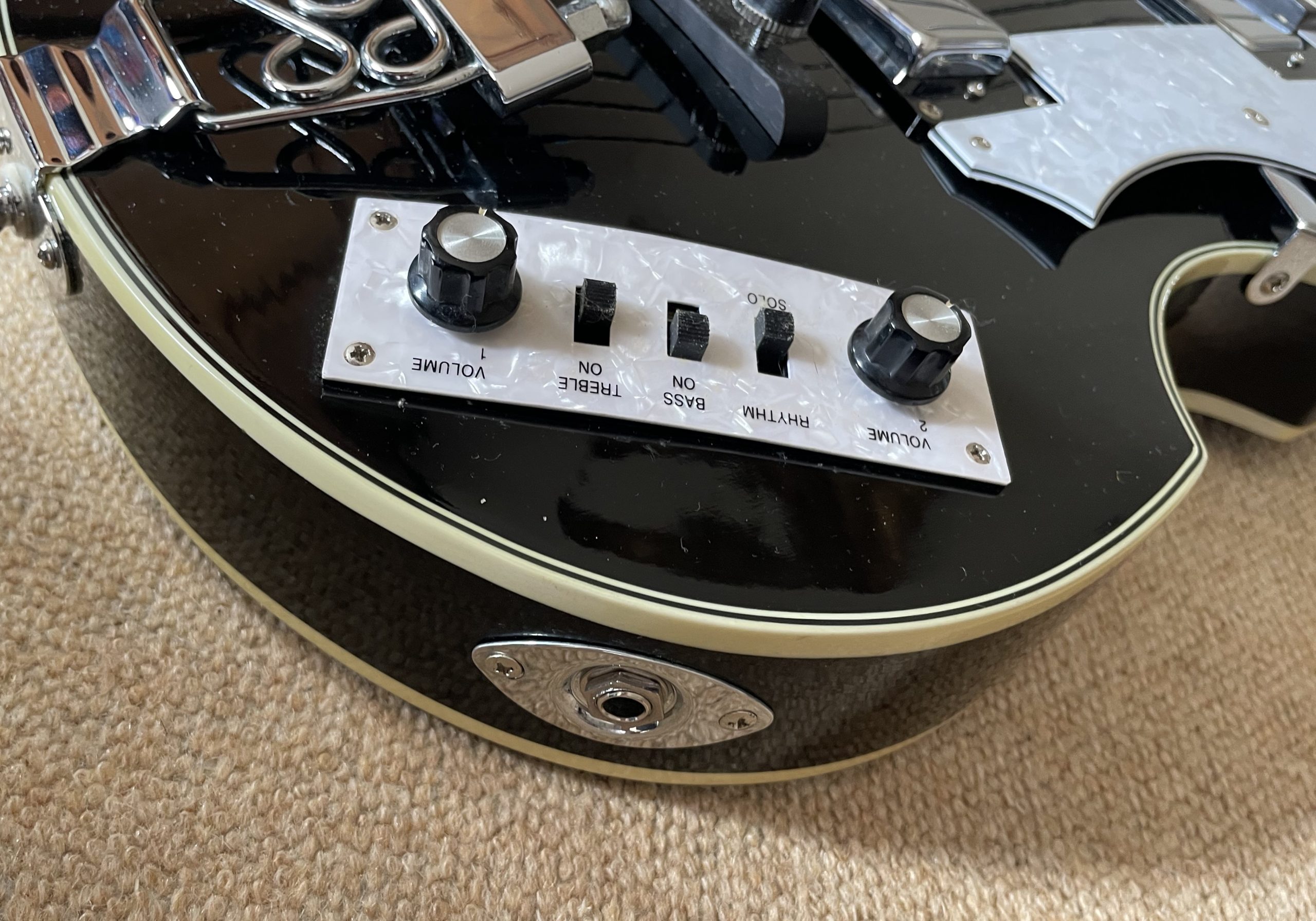 Le Marquis NY Violin Bass Guitar Black with white pick guard - Image 5