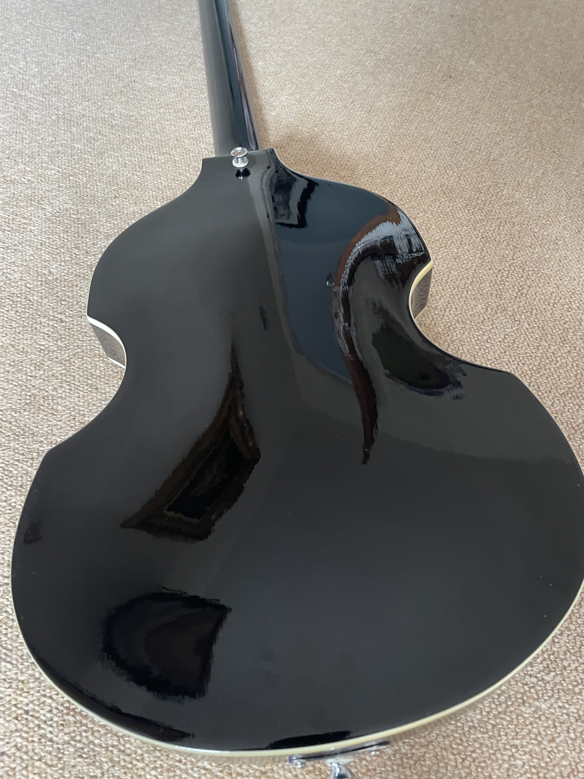 Le Marquis NY Violin Bass Guitar Black with white pick guard - Image 7