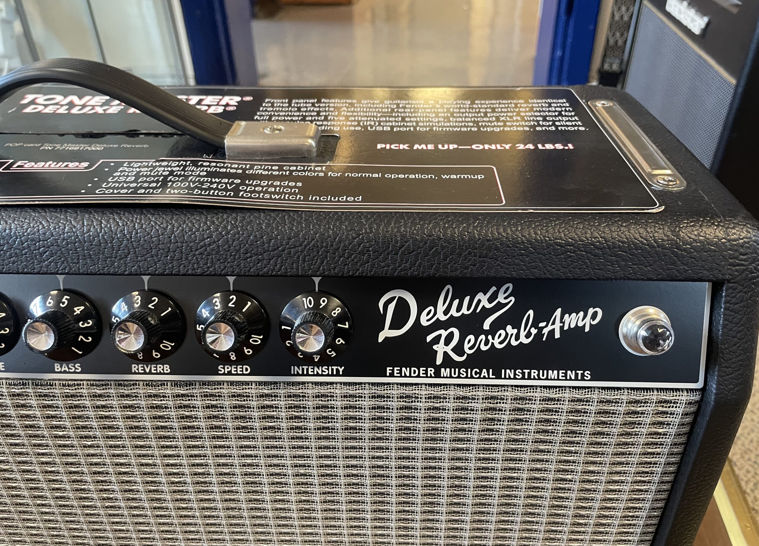 Fender '65 Deluxe Reverb combo amp - Image 3