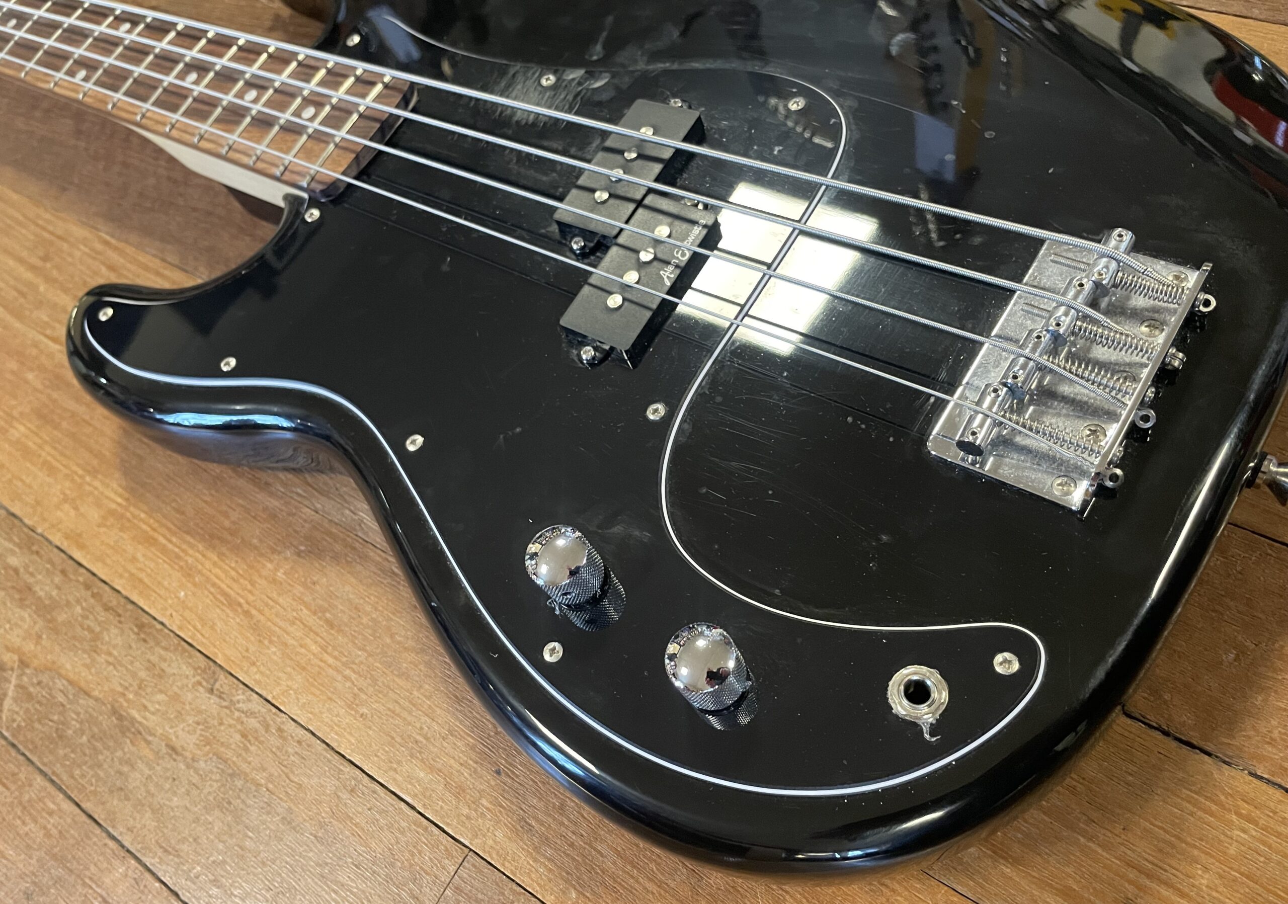 Vintage V40 Coaster Bass Guitar Black Left Handed - Image 5